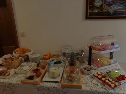 Pensionen - weitere Verpflegungsmöglichkeiten: Nachmittagskaffee - St. Jakob in Haus - Frühstücksbüfett mit heimischen Produkten - Haus Helga