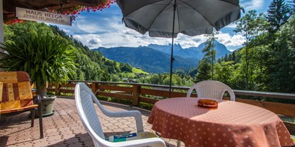 Pensionen - Balkon - Schleching - Große sonnige Terrasse für Frühstück im Freien oder zum gemütlichen Zusammensitzen - Haus Helga