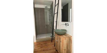 Pensionen - Umgebungsschwerpunkt: am Land - Kürnach - gemütliches Bad mit Regendusche in den Doppelzimmern - B&B Main Altstadthof