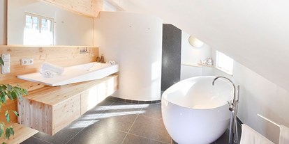 Pensionen - Terrasse - Bad mit freistehender Badewanne in der Wachtberg-Suite - Florineum