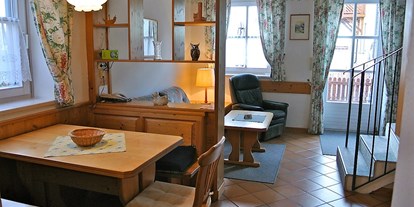 Pensionen - weitere Verpflegungsmöglichkeiten: Abendessen - Wohnzimmer mit Ausgang zur Terrasse - Ferienapartment  im Biodorf Bad Waltersdorf