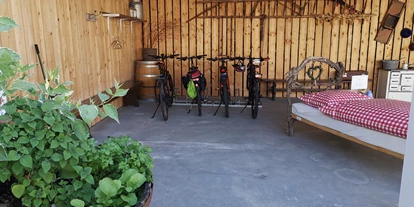 Pensionen - Garage für Zweiräder - Engabrunn - Abstellplatz im Innenhof für Motorräder sowie Fahrräder mit Auflademöglichkeit  - "URLAUB AM LAND" Gaestezimmer und Ferienwohnung Beate Holzer