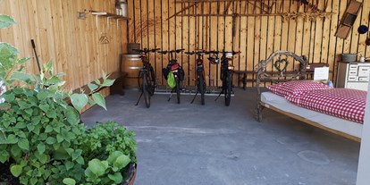 Pensionen - Garage für Zweiräder - Oberkilling - Abstellplatz im Innenhof für Motorräder sowie Fahrräder mit Auflademöglichkeit  - "URLAUB AM LAND" Gaestezimmer und Ferienwohnung Beate Holzer