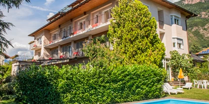Pensionen - Garage für Zweiräder - Blumau (Trentino-Südtirol) - Außenansicht vom Haus mit Pool - Weingarten Terlan - Rooms & Breakfast