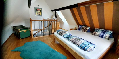 Pensionen - Radweg - Schlafzimmer 2
1,80 m großes Doppelbett  
und eine Schafsofa für eine Person - Casa Zara