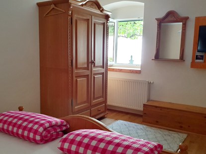 Pensionen - Kühlschrank - Neusiedl am See - Schlafzimmer 1
1,80 m großes Doppelbett - Casa Zara