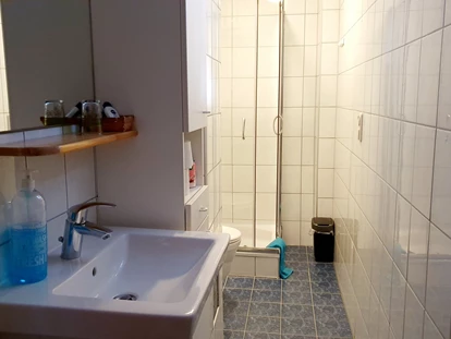 Pensionen - WLAN - Kaisersteinbruch - Badezimmer 
Dusche  und Toilette in der Wohneinheit  - Casa Zara