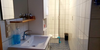 Pensionen - Terrasse - Badezimmer 
Dusche  und Toilette in der Wohneinheit  - Casa Zara