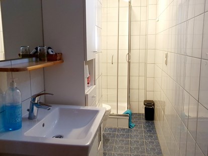 Pensionen - Badezimmer 
Dusche  und Toilette in der Wohneinheit  - Casa Zara