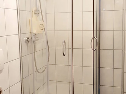 Pensionen - Kühlschrank - Kaisersteinbruch - Badezimmer 
Dusche  und Toilette in der Wohneinheit  - Casa Zara