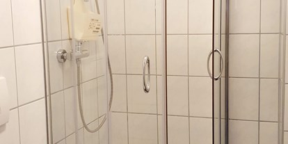Pensionen - Kühlschrank - Badezimmer 
Dusche  und Toilette in der Wohneinheit  - Casa Zara