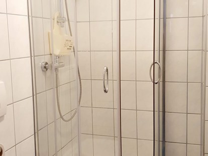 Pensionen - Skilift - Badezimmer 
Dusche  und Toilette in der Wohneinheit  - Casa Zara