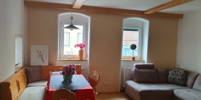 Pensionen - Terrasse - Esszimmer und Wohnzimmer
Im Wohnbereich befindet sich Esstisch und eine Schlafcouch für max. 2 Personen. - Casa Zara
