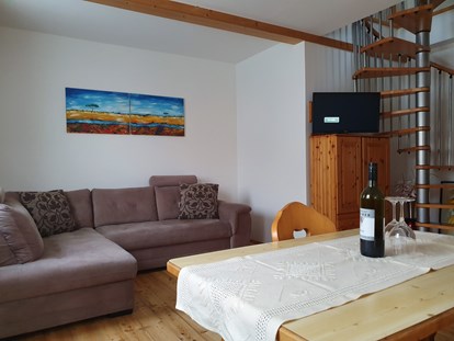 Pensionen - Skilift - Mönchhof - Im Wohnbereich befindet sich Esstisch und eine Schlafcouch für max. 2 Personen. - Casa Zara