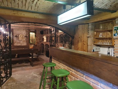 Pensionen - Garten - Lichtenwörth - In Keller befindet sich ein historisches Gewölbekeller mit einer Bar und einem Badezimmer (Toilette/ Dusche). - Casa Zara
