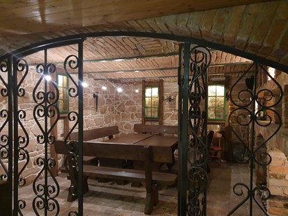 Pensionen - Kleinhöflein im Burgenland - In Keller befindet sich ein historisches Gewölbekeller mit einer Bar und einem Badezimmer (Toilette/ Dusche). - Casa Zara