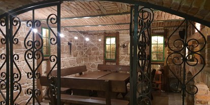 Pensionen - Restaurant - In Keller befindet sich ein historisches Gewölbekeller mit einer Bar und einem Badezimmer (Toilette/ Dusche). - Casa Zara