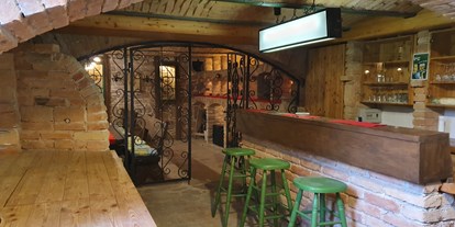 Pensionen - Terrasse - In Keller befindet sich ein historisches Gewölbekeller mit einer Bar und einem Badezimmer (Toilette/ Dusche). - Casa Zara