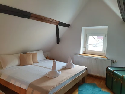 Pensionen - Kühlschrank - Kaisersteinbruch - Schlafzimmer 2
1,80 m großes Doppelbett  
und eine Schafsofa für eine Person - Casa Zara