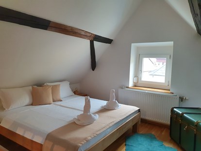Pensionen - Kühlschrank - Nordburgenland - Schlafzimmer 2
1,80 m großes Doppelbett  
und eine Schafsofa für eine Person - Casa Zara