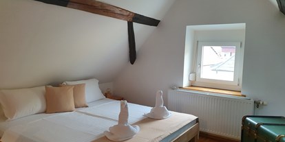 Pensionen - Garten - Schlafzimmer 2
1,80 m großes Doppelbett  
und eine Schafsofa für eine Person - Casa Zara