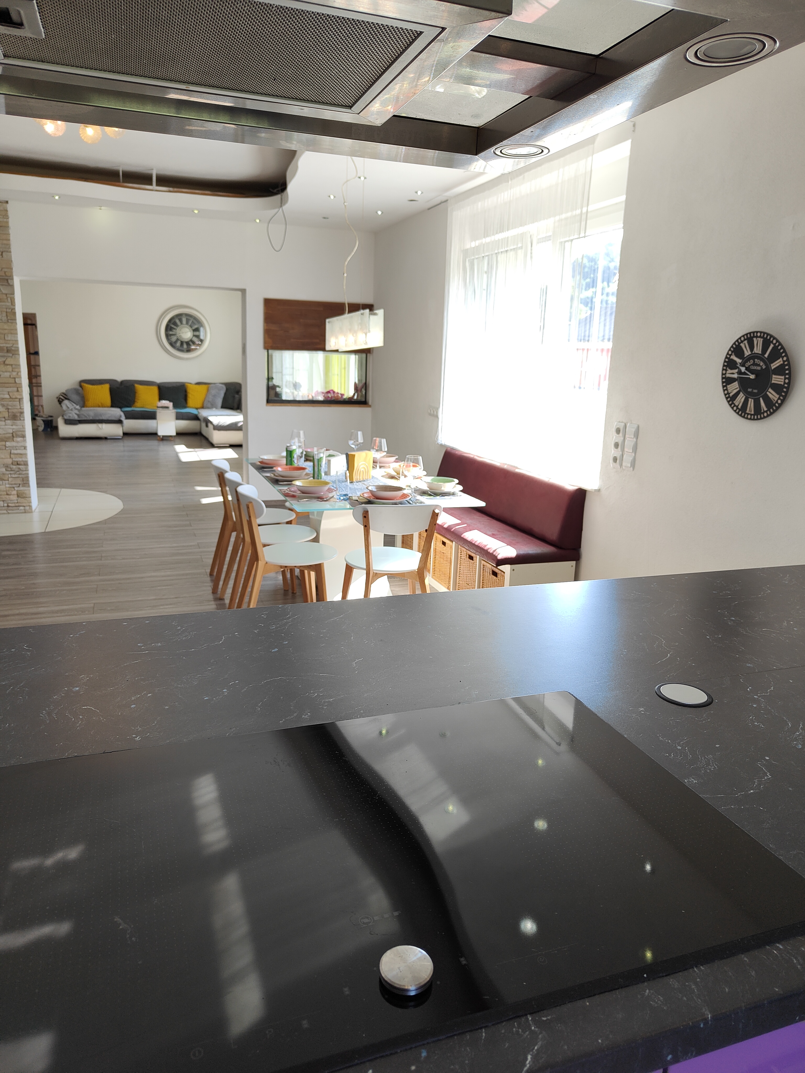 Frühstückspension - Fotografiert von der großzügigen Küche mit Blick auf den Tisch und das große Sofa - Ferienwohnung Dorfleben