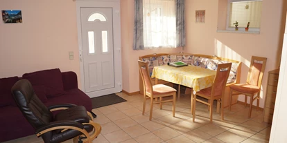 Pensionen - Umgebungsschwerpunkt: Berg - Lehen (Hollenthon) - Aufenthaltraum mit Küche und Sitzgruppe - Appartment Robert