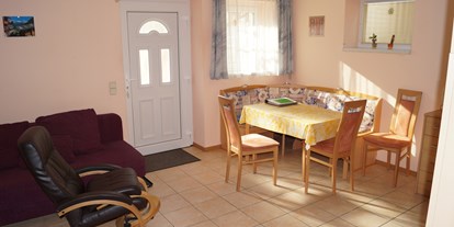 Pensionen - Kühlschrank - Stickelberg - Aufenthaltraum mit Küche und Sitzgruppe - Appartment Robert