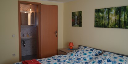 Pensionen - Umgebungsschwerpunkt: Berg - Lichtenwörth - Schlafzimmer mit Sanitär - Appartment Robert