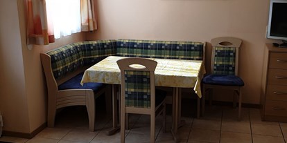 Pensionen - Garten - Klein-Mariazell - Sitzgruppe in der Wohnküche - Appartment Robert