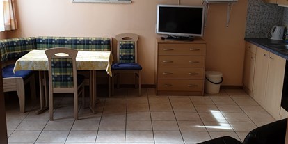 Pensionen - Garten - Pfaffstätten - Sitzgruppe in der Wohnküche - Appartment Robert