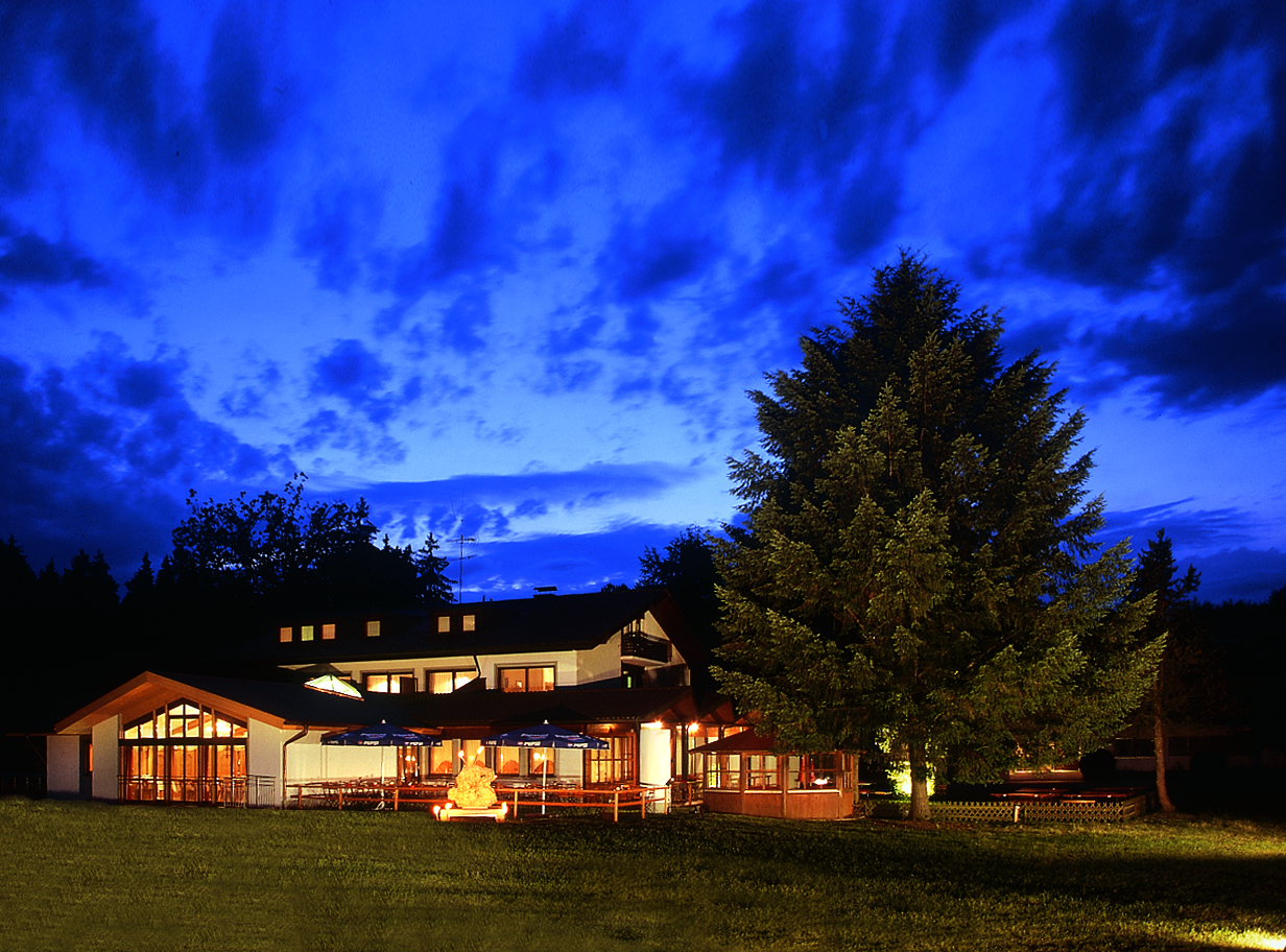 Frühstückspension - Nachtansicht - Wald- und Tagungshotel Geländer