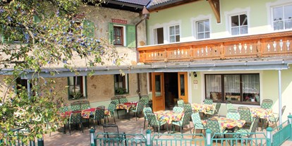 Pensionen - Restaurant - PLZ 5302 (Österreich) - Unsere Sonnenterrasse läd zum gemütlichen Frühstück ein - Pension Fischerhof