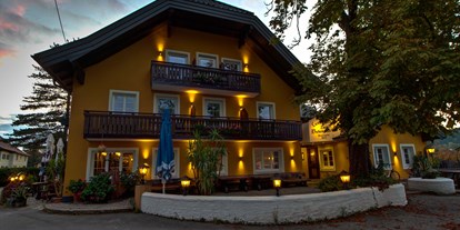 Pensionen - Umgebungsschwerpunkt: See - Großgmain - Hotel-Landgastho-Bar "ZUM BETENMACHER"

In den Jahren um 1664 wurden in unserem Haus Rosenkränze (Beten) geknüpft - daher der Name Betenmacher. - Gasthof Betenmacher