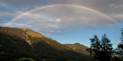 Pensionen - Umgebungsschwerpunkt: Berg - Fronbühel - Regenbogen auf der Liegewiese - Haus Hirschpoint