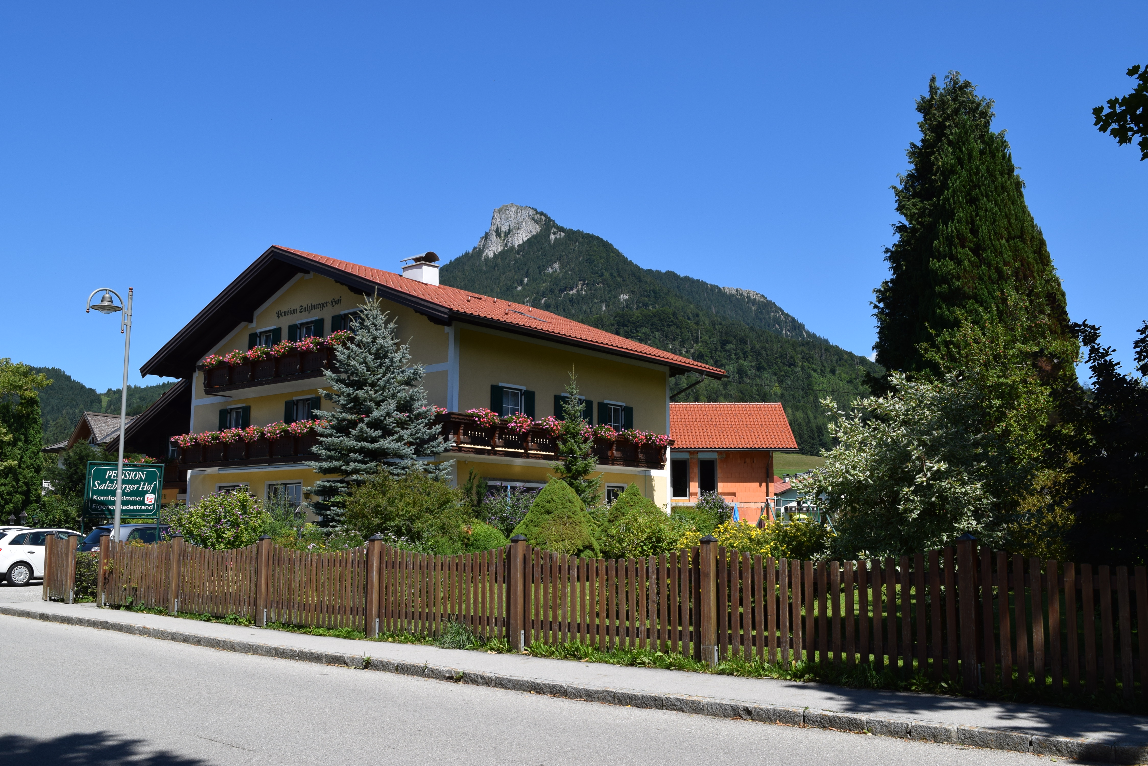 Frühstückspension - Pension Salzburger Hof mit Schober im Hintergrund - Pension Salzburger Hof