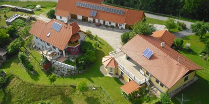 Pensionen - Terrasse - Laßnitzhöhe - Luftaufnahme unseres Hofes - Ferienwohnungen Pachler-Leopold