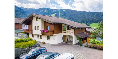 Pensionen - Umgebungsschwerpunkt: Berg - Großarl - Hausbild mit Parklpätzen - Ferienhaus Eva Flachau