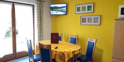 Pensionen - Frühstück: serviertes Frühstück - Tiroler Oberland - Wohnraum mit Küchenzeile - Apart Christina - Tarrenz/Imst