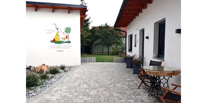Pensionen - Garten - Eggendorf am Walde - Wohlfühlhof Bachzelt Eingangsbereich - Wohlfühlhof Bachzelt