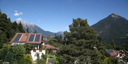 Pensionen - Umgebungsschwerpunkt: Stadt - Haus Florian mit Hausberg Tschirgant - Apart Haus Florian Imst Tirol
