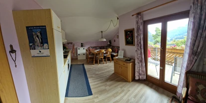Pensionen - Umgebungsschwerpunkt: Stadt - Fendels - Essecke mit Küche und Balkon - Apart Haus Florian Imst Tirol