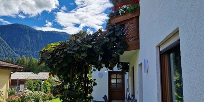 Pensionen - Kühlschrank - Fendels - Terrasse mit Weinlaube - Apart Haus Florian Imst Tirol
