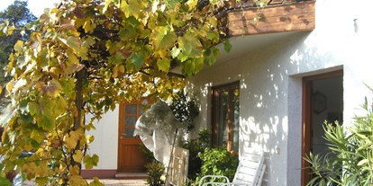 Pensionen - Garten - Rauth (Nesselwängle) - Herbstliche Weinlaube - Apart Haus Florian Imst Tirol