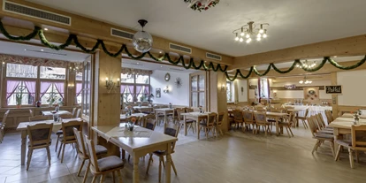 Pensionen - weitere Verpflegungsmöglichkeiten: Abendessen - Inning am Holz - Saal mit Wintergarten - Land-gut-Hotel Gasthof Waldschänke