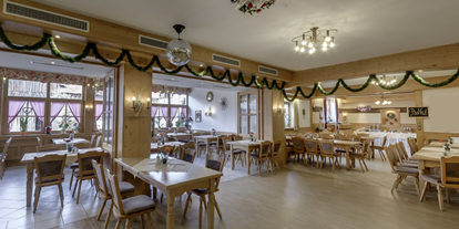 Pensionen - weitere Verpflegungsmöglichkeiten: Abendessen - Saal mit Wintergarten - Land-gut-Hotel Gasthof Waldschänke