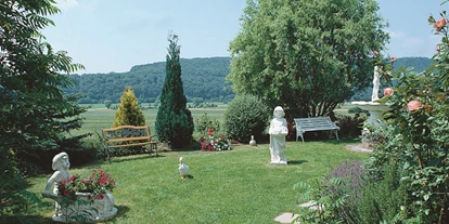 Pensionen - Wanderweg - Motten (Landkreis Bad Kissingen) - Garten mit sonniger Liegewiese - Höchemer´s Feriendomizil