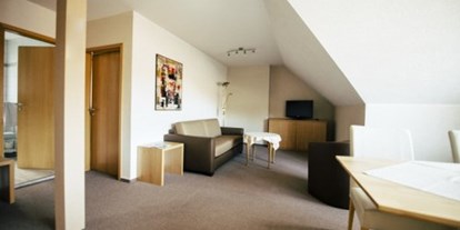 Pensionen - Umgebungsschwerpunkt: Berg - Maßbach - Wohnzimmer (Suite) - Pension Münchner Kindl