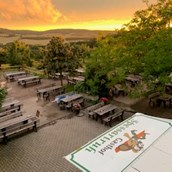 Frühstückspension - Großer Biergarten mit schattigen Walnussbäumen und Kinderspielplatz - Landgasthof Spessartruh