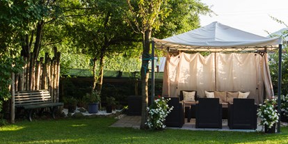 Pensionen - Kühlschrank - Mondsee - Unser Pavillon im august 2019 in der Abendsonne - Gästehaus Heidi - Ihr Gästehaus mit Herz und Flair